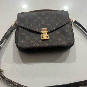 Beautiful Louis Vuitton shoulder bag